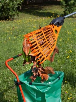 Magic Fly® Leaf Rake 8 Magic Fly® Leaf Rake -Garden Care Sale 3 4 crop 8611047 05V tif